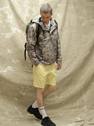 Какие ветровки носить с горчичными шортами мужчине