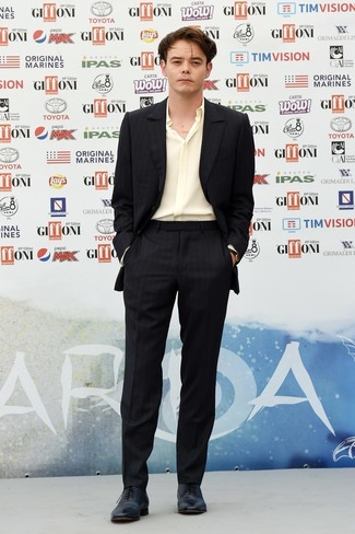 С чем носить горчичную шелковую рубашку с длинным рукавом мужчине