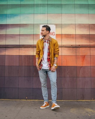 С чем носить горчичные замшевые кеды мужчине