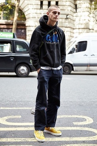 С чем носить горчичные замшевые кеды мужчине