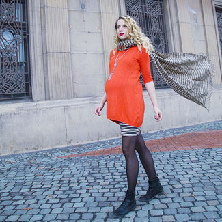 С чем носить горчичное платье-свитер