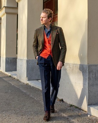 Какие лоферы носить с горчичным трикотажным жилетом мужчине