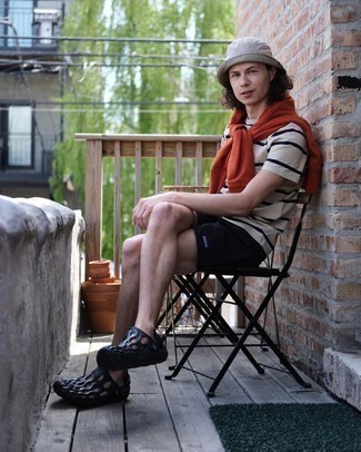 Какие кроссовки носить с горчичным свитшотем мужчине