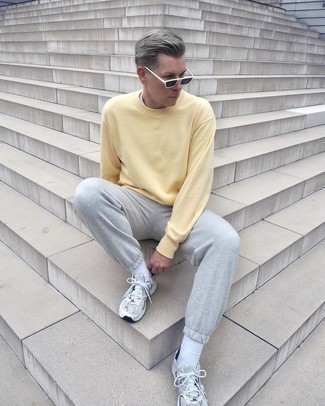 Какие кроссовки носить с горчичным свитшотем мужчине