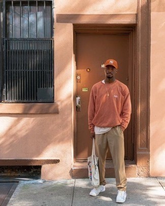 С чем носить горчичный свитшот мужчине