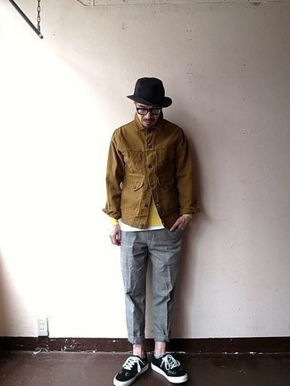 Какие куртки-рубашки носить с горчичным свитшотем мужчине