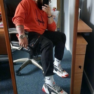 Какие спортивные штаны носить с горчичным свитшотем мужчине