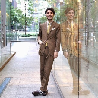 С чем носить горчичный галстук мужчине