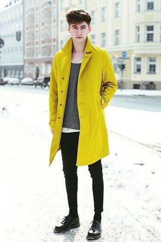 С чем носить горчичный плащ мужчине