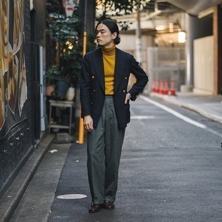 Как носить горчичную водолазку с черным двубортным пиджаком мужчине