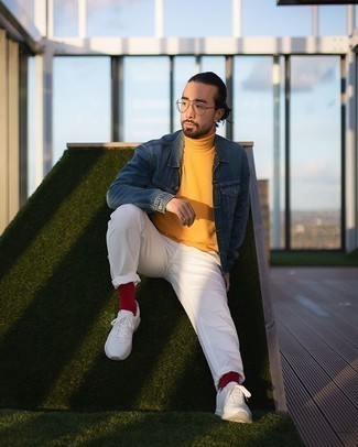 Как носить горчичную водолазку с синей джинсовой курткой мужчине