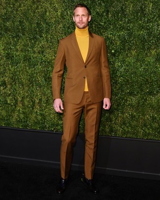 Какие ботинки челси носить с горчичной водолазкой мужчине