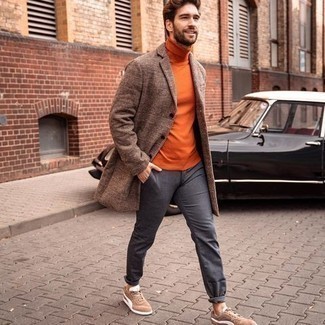 Какие брюки чинос носить с горчичной водолазкой