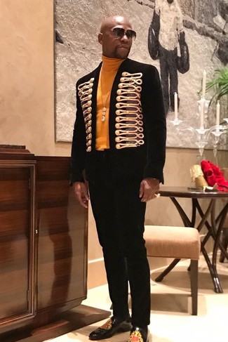 Какие лоферы носить с горчичной водолазкой мужчине