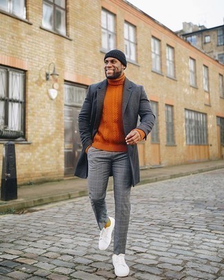 Какие низкие кеды носить с горчичной водолазкой мужчине