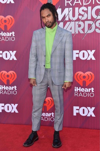 Какие костюмы носить с горчичной водолазкой