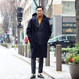 Какие лоферы с кисточками носить с горчичной водолазкой