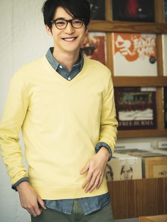 С чем носить горчичный свитер с v-образным вырезом мужчине