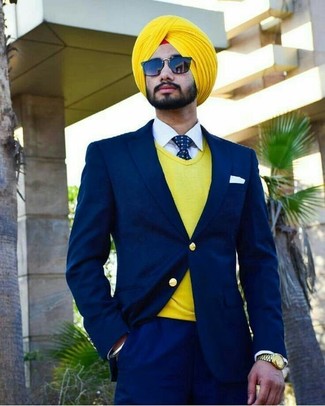 С чем носить горчичный свитер с v-образным вырезом мужчине