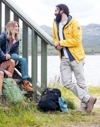 Какие брюки карго носить с горчичной ветровкой