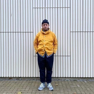 Как носить горчичную ветровку с темно-синими брюками чинос