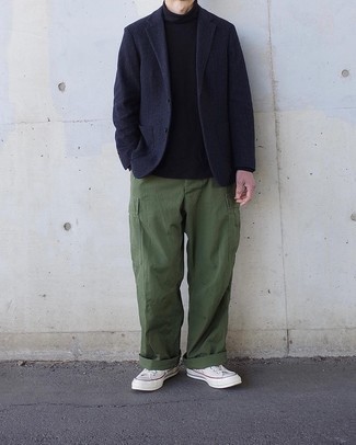 Какие брюки карго носить с темно-сине-зеленым пиджаком