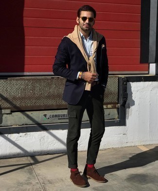 Какие брюки карго носить с темно-сине-зеленым пиджаком