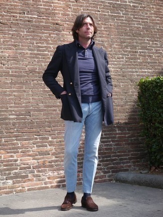 Какие джинсы носить с темно-сине-зеленым пиджаком мужчине