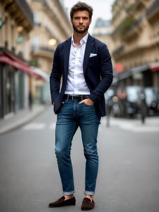 Какие джинсы носить с темно-сине-зеленым пиджаком мужчине