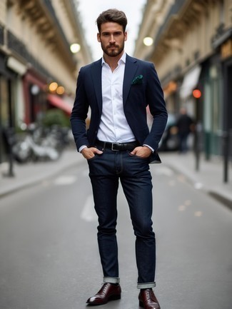 Какие джинсы носить с темно-сине-зеленым пиджаком мужчине