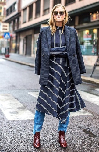 Какие джинсы носить с темно-сине-зеленым пиджаком женщине