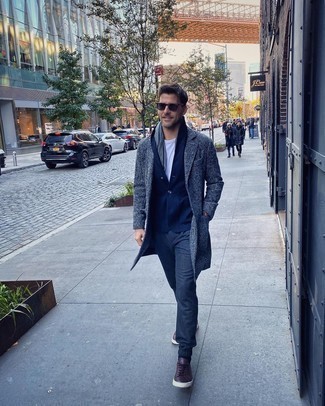 Какие длинные пальто носить с темно-сине-зеленым пиджаком