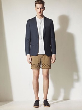 Какие шорты носить с темно-сине-зеленым пиджаком мужчине