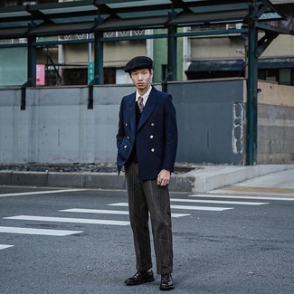 Какие трикотажные жилеты носить с темно-сине-зеленым пиджаком мужчине