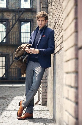 Какие плащи носить с темно-сине-зеленым пиджаком мужчине