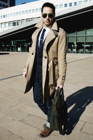 Какие плащи носить с темно-сине-зеленым пиджаком мужчине