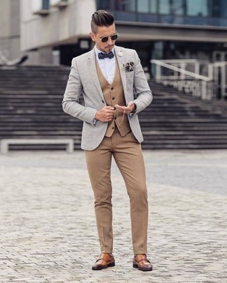 С чем носить темно-сине-зеленый галстук-бабочку мужчине