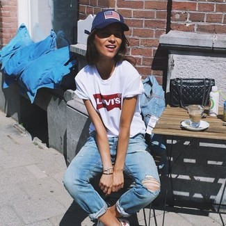 С чем носить темно-сине-зеленую бейсболку женщине