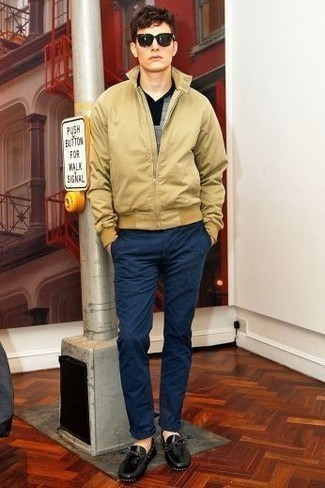 Какие бомберы носить с темно-сине-зелеными брюками чинос