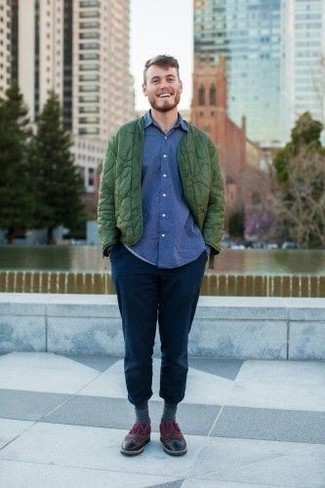 Какие бомберы носить с темно-сине-зелеными брюками чинос