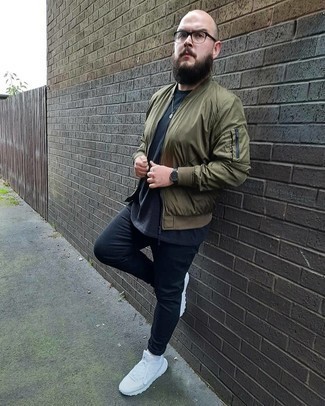 Какие бомберы носить с темно-сине-зелеными брюками чинос