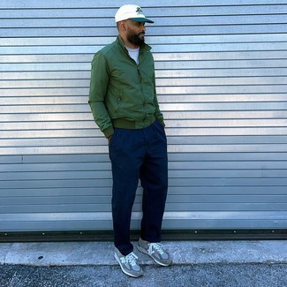 Какие бомберы носить с темно-сине-зелеными брюками чинос