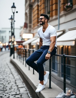 С чем носить темно-сине-зеленые брюки чинос