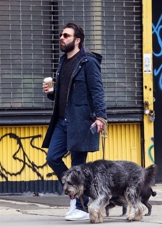 Какие парки носить с темно-сине-зелеными брюками чинос