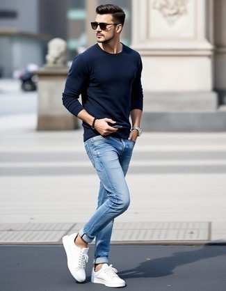 С чем носить темно-сине-зеленый свитер с круглым вырезом мужчине