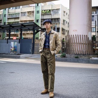 С чем носить темно-сине-зеленую кепку мужчине