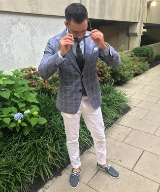 С чем носить темно-сине-зеленый галстук с "огурцами" мужчине