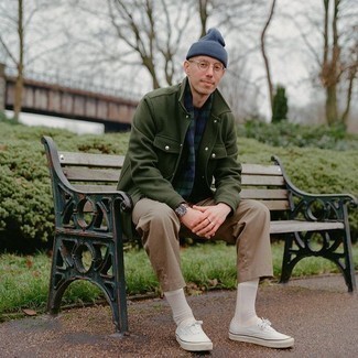 С чем носить темно-сине-зеленый шарф в шотландскую клетку мужчине