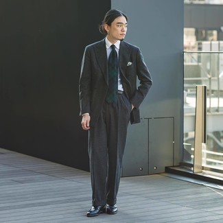 С чем носить темно-сине-зеленый галстук в шотландскую клетку мужчине