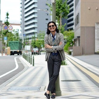 С чем носить темно-сине-зеленый шарф с принтом мужчине